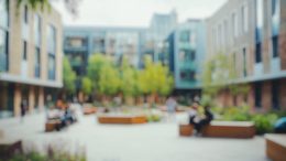 Skapa grönskande innergårdar med smart fastighetskonsultation